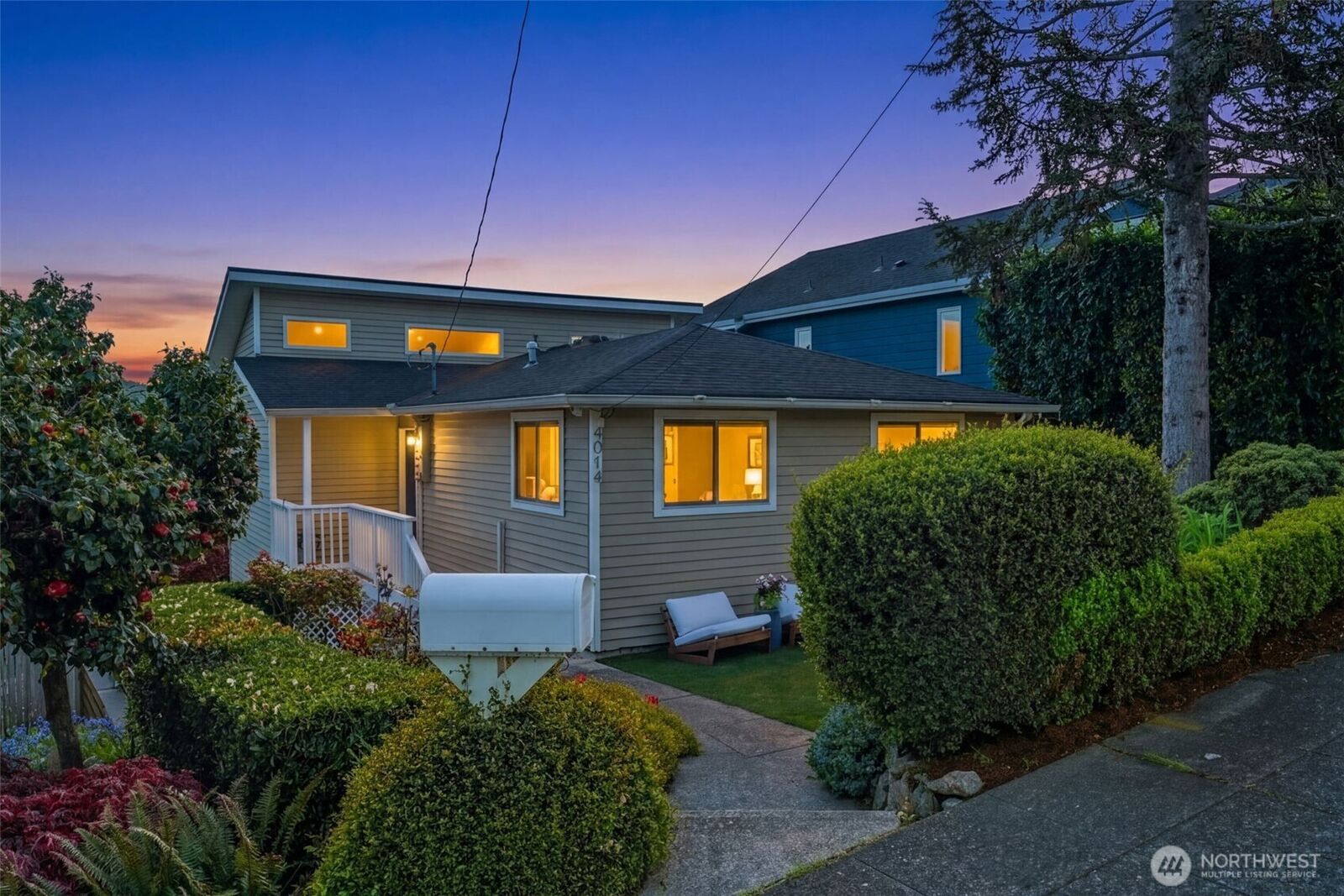 Property Photo:  4014  32nd Avenue SW  WA 98126 