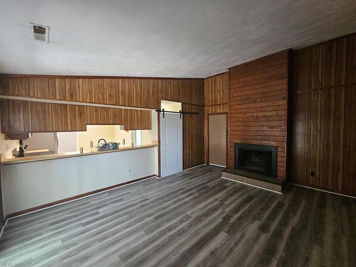 Property Photo:  900 Meadowburm Cir  VA 23452 