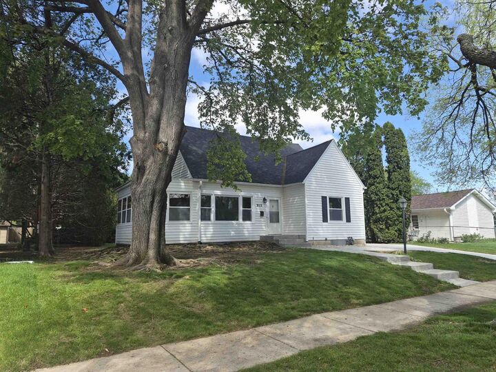 Property Photo:  915 N Fremont Street  WI 53545 