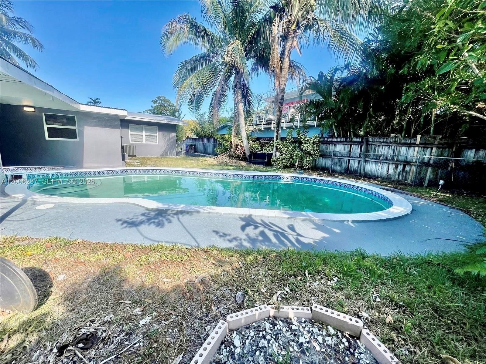 Property Photo:  1649 NE 8th Ave  FL 33305 