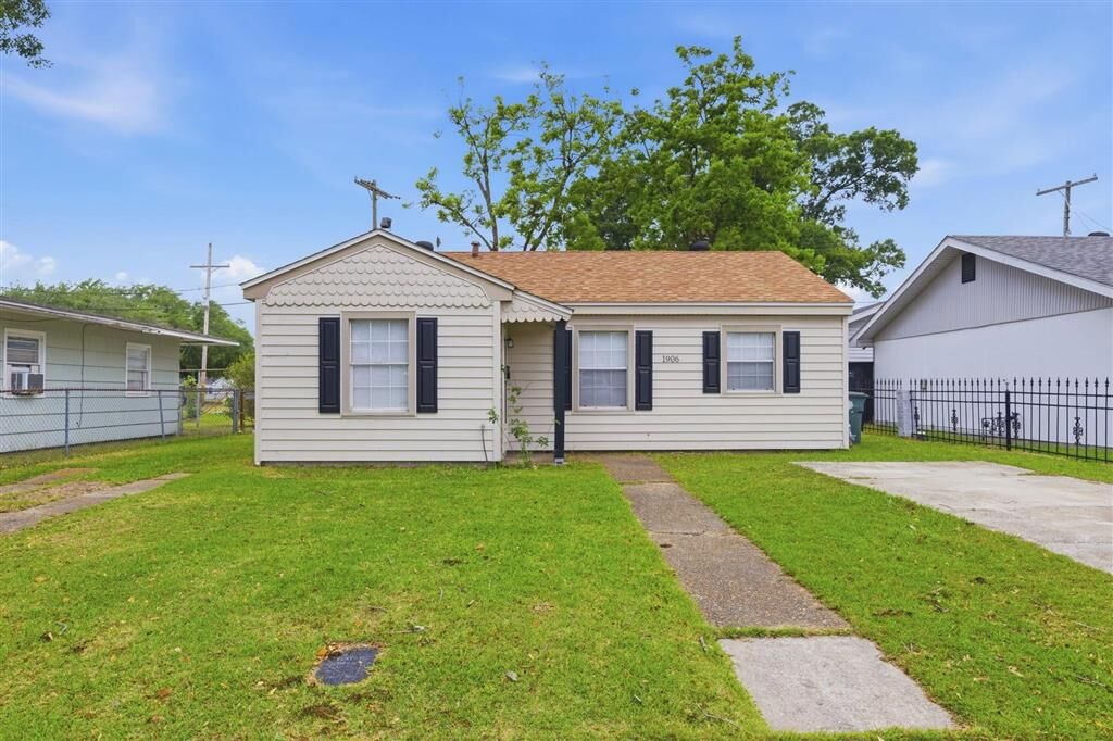Property Photo:  1906 8th Avenue  LA 70601 