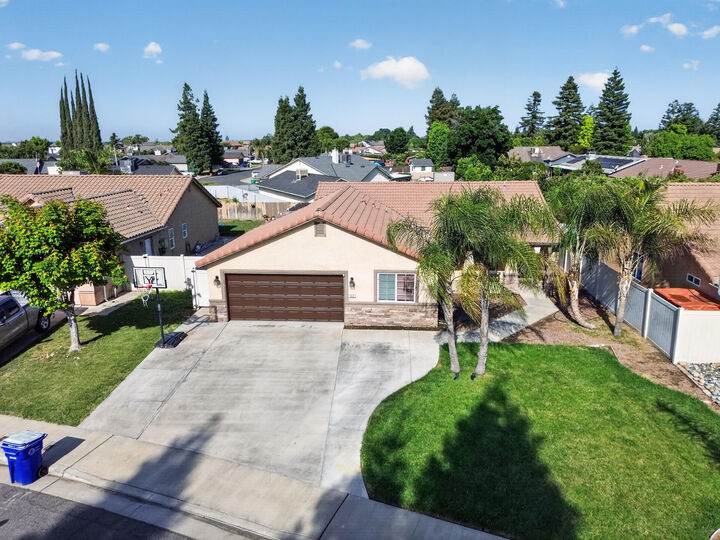 Property Photo:  283 S Parkwest Street  CA 93257 