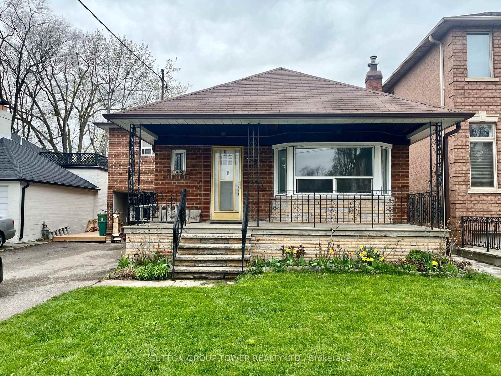 Property Photo: 58 Shelborne Avenue ON M5N 1Z1