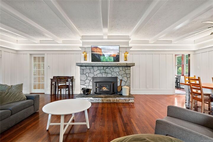 Photo de la propriété:  600 Seacliffe Rd  BC V8L 5W1 