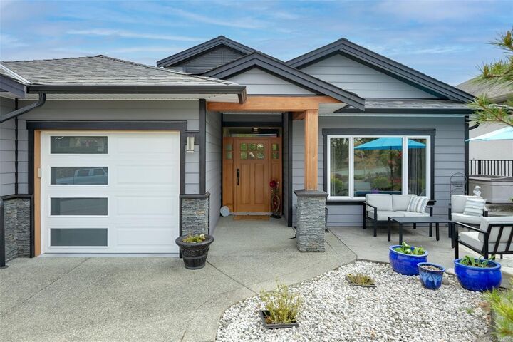 Property Photo: 853 Country Club Dr BC V8H 0K8