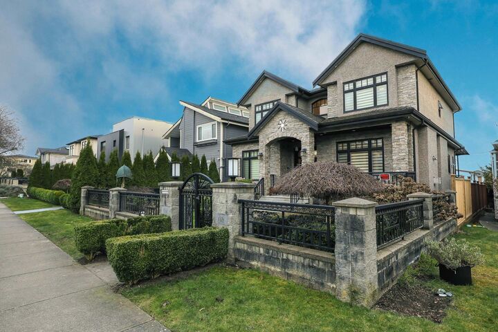 Property Photo:  66 W 44th Avenue  BC V5Y 2V1 