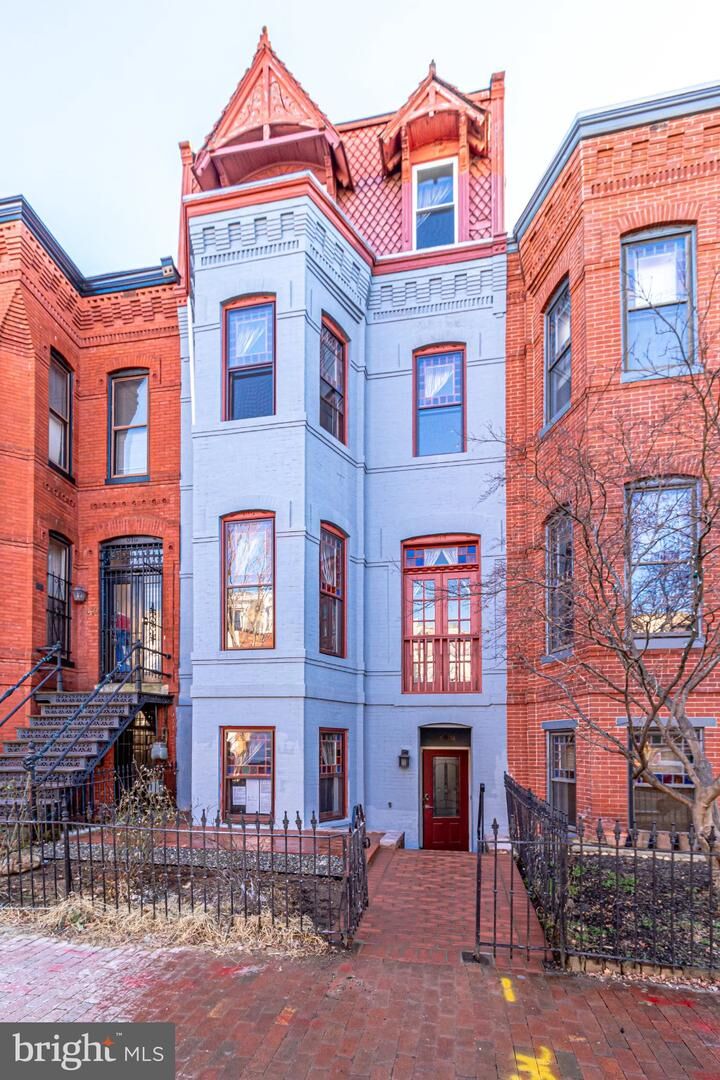 Property Photo:  409 Constitution Avenue NE  DC 20002 