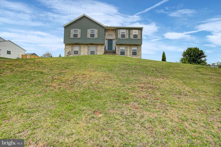 Property Photo:  828 Essex Circle  PA 17225 