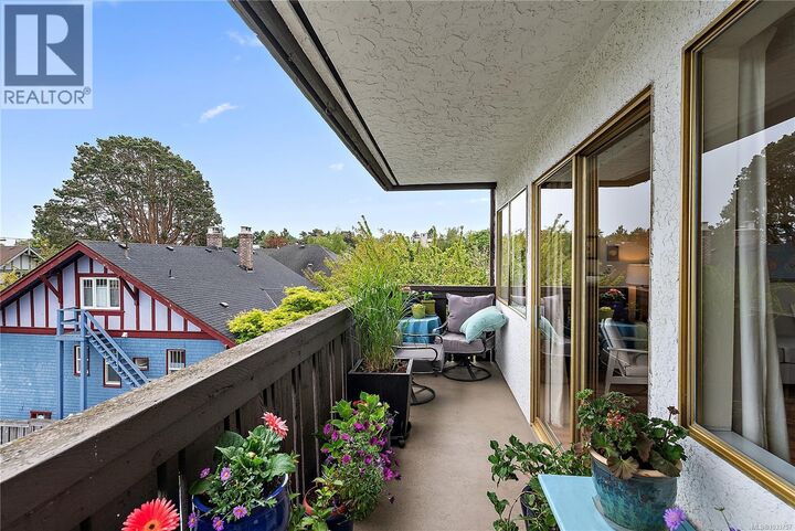 Property Photo:  964 Heywood Avenue 324  BC V8V 2Y5 