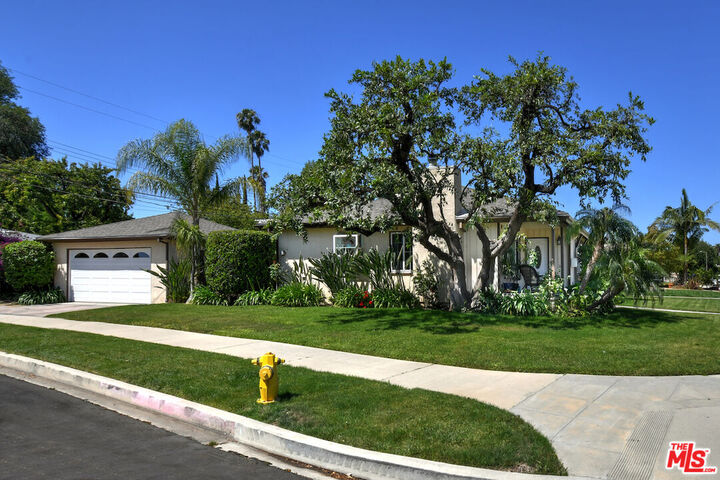 Property Photo:  22232 Kittridge St  CA 91303 