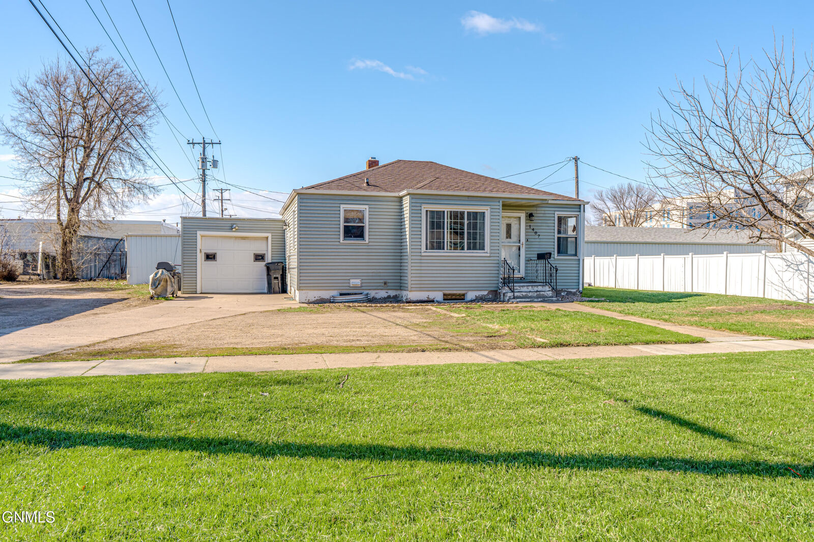Property Photo:  1407 Thayer Avenue  ND 58501 