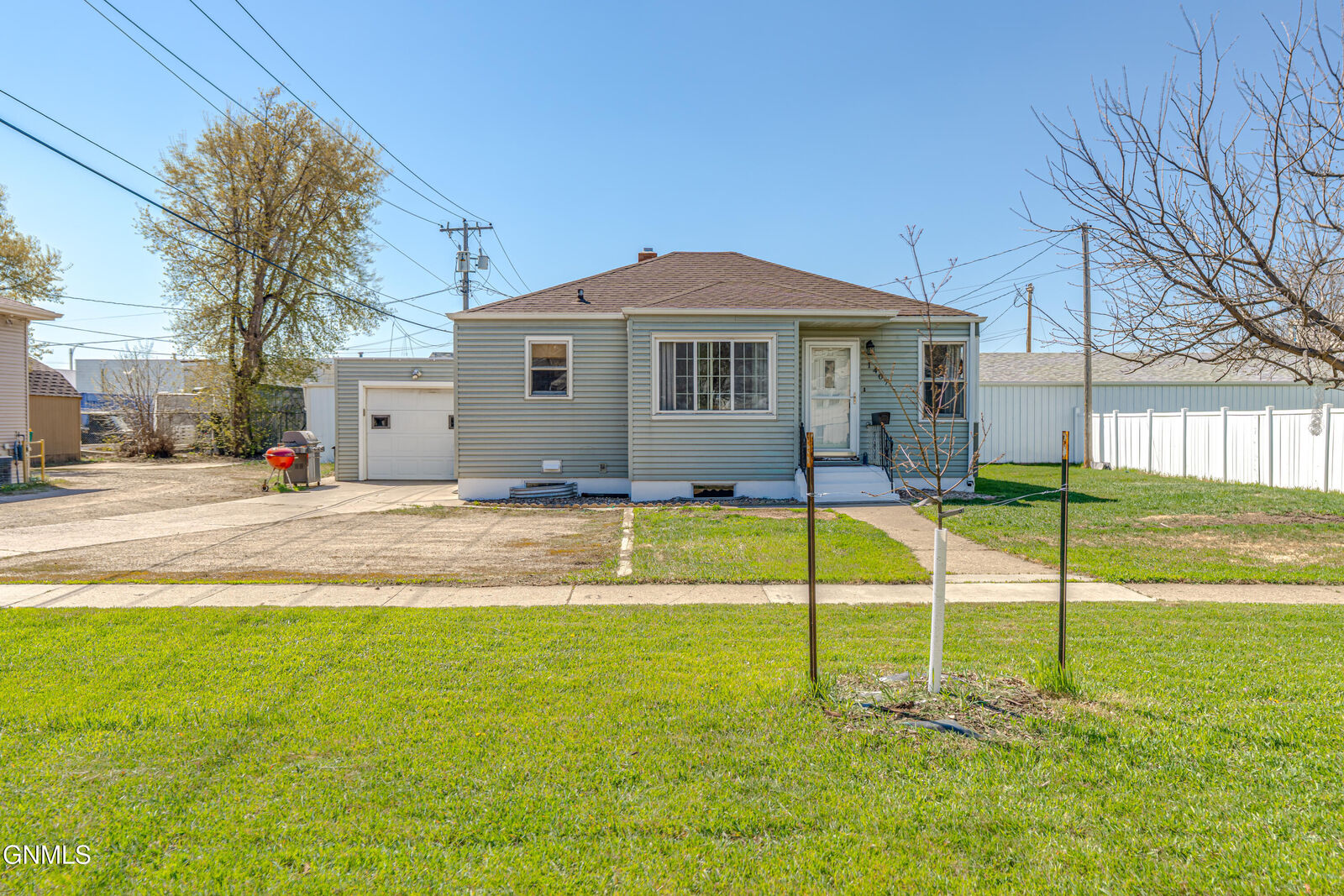 Property Photo:  1407 Thayer Avenue  ND 58501 