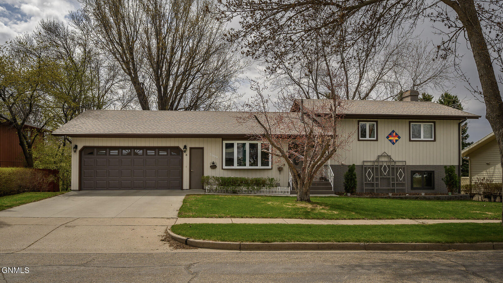 Property Photo:  2009 Grimsrud Drive  ND 58501 