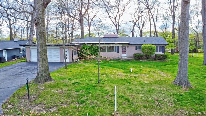 Property Photo:  6025 Princess Lane  MI 48346 2322 