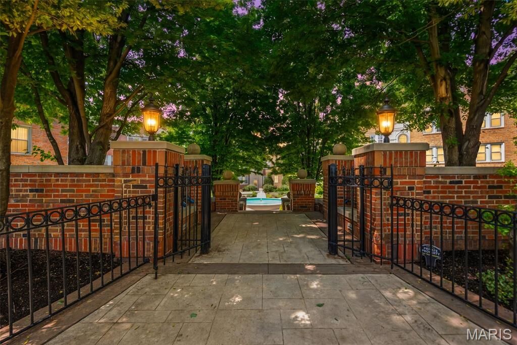 Property Photo:  7741 Kingsbury Boulevard 22  MO 63105 