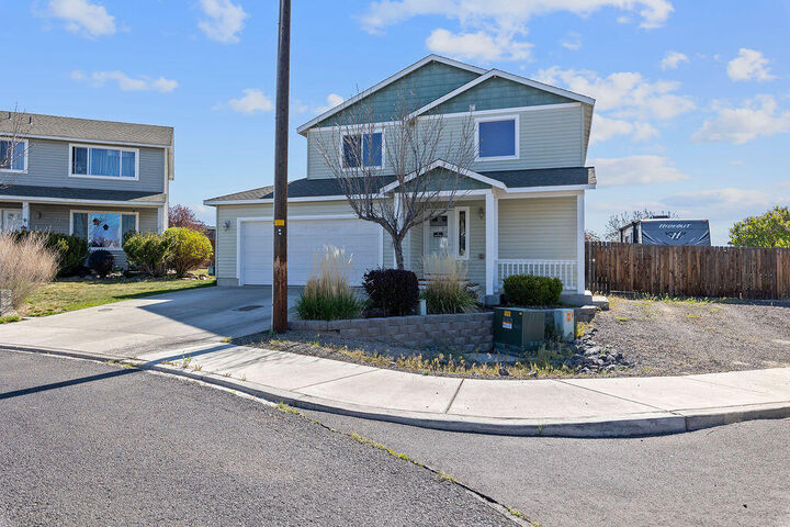 Property Photo:  792 NE Robin Place  OR 97754 