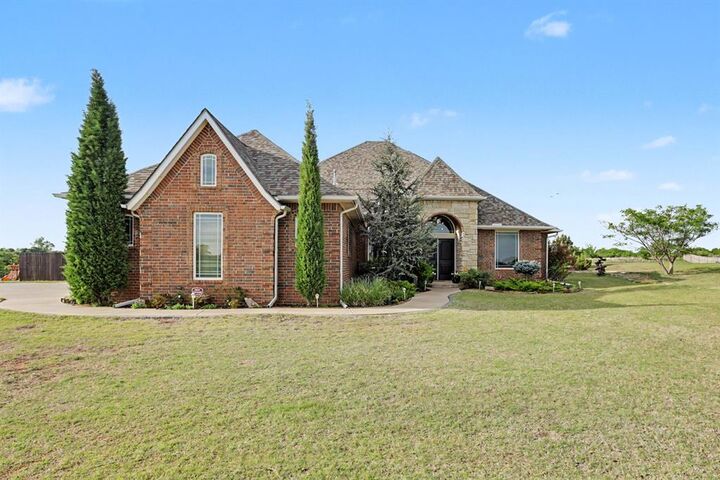 Property Photo:  301 Meadow Lark Lane  OK 73010 