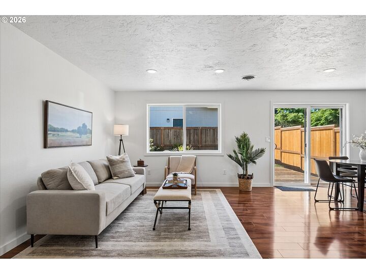 Property Photo:  945 S 55th Pl  OR 97478 