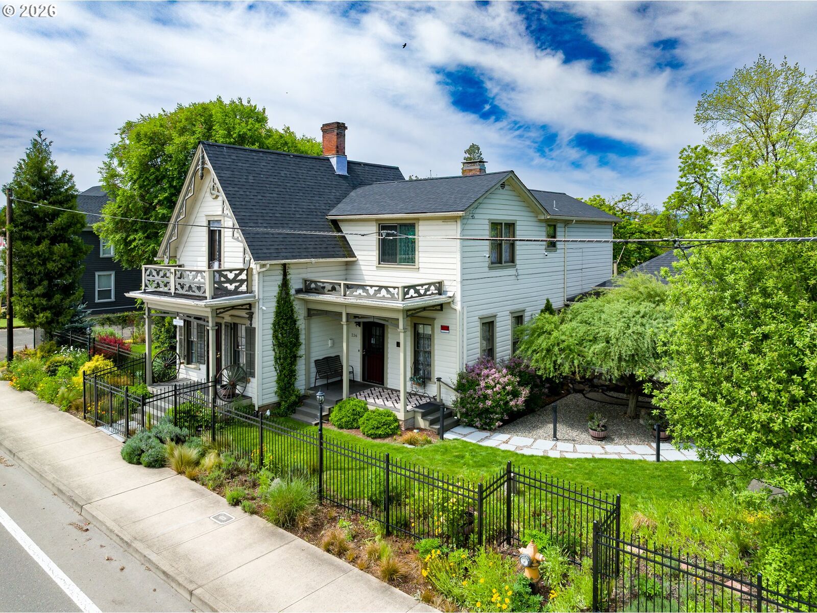 Property Photo:  236 SE Stephens St  OR 97470 