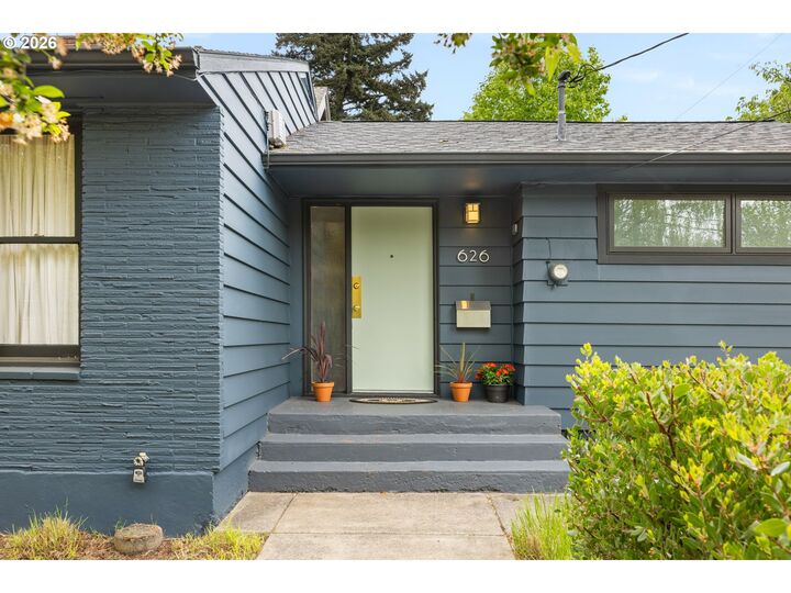 Property Photo:  626 SE 42nd Ave  OR 97215 