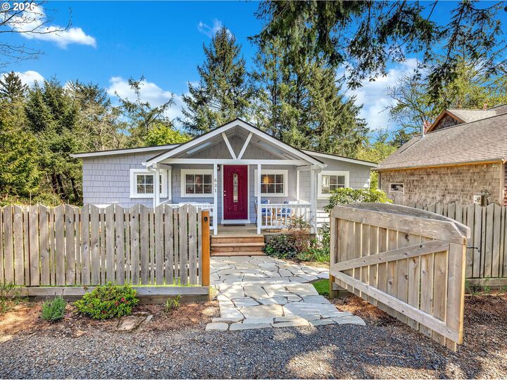Property Photo: 631 N Larch St OR 97110