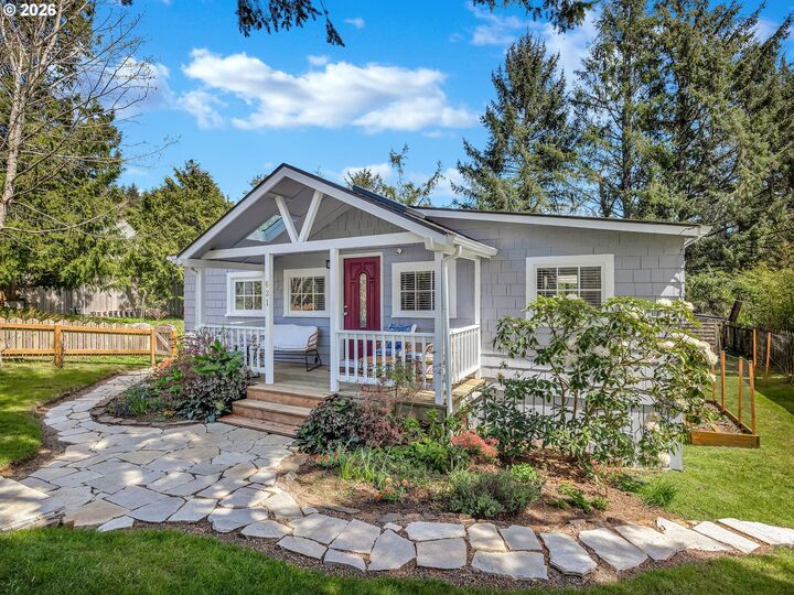 Property Photo:  631 N Larch St  OR 97110 