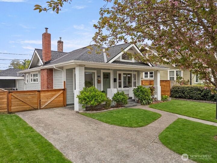 Property Photo:  809  Sumner Avenue  WA 98390 