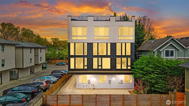 Property Photo:  2612 E Yesler Way  WA 98122 