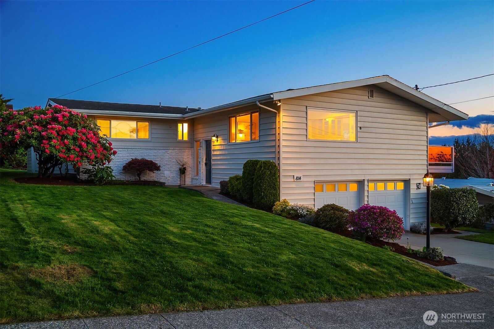 Property Photo:  814  Dayton Street  WA 98020 
