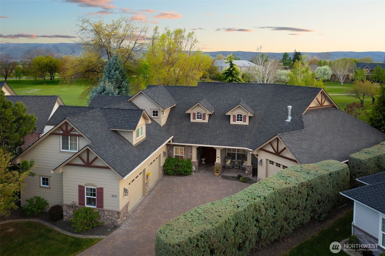 Property Photo:  8820  Braeburn Loop  WA 98903 