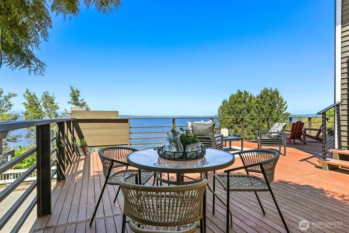 Property Photo:  2122  Halleck Avenue SW  WA 98116 