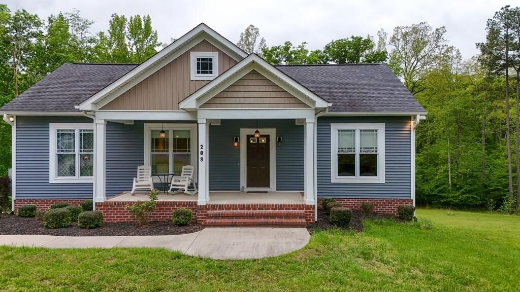 Property Photo:  208 Thomas Circle  VA 23901 