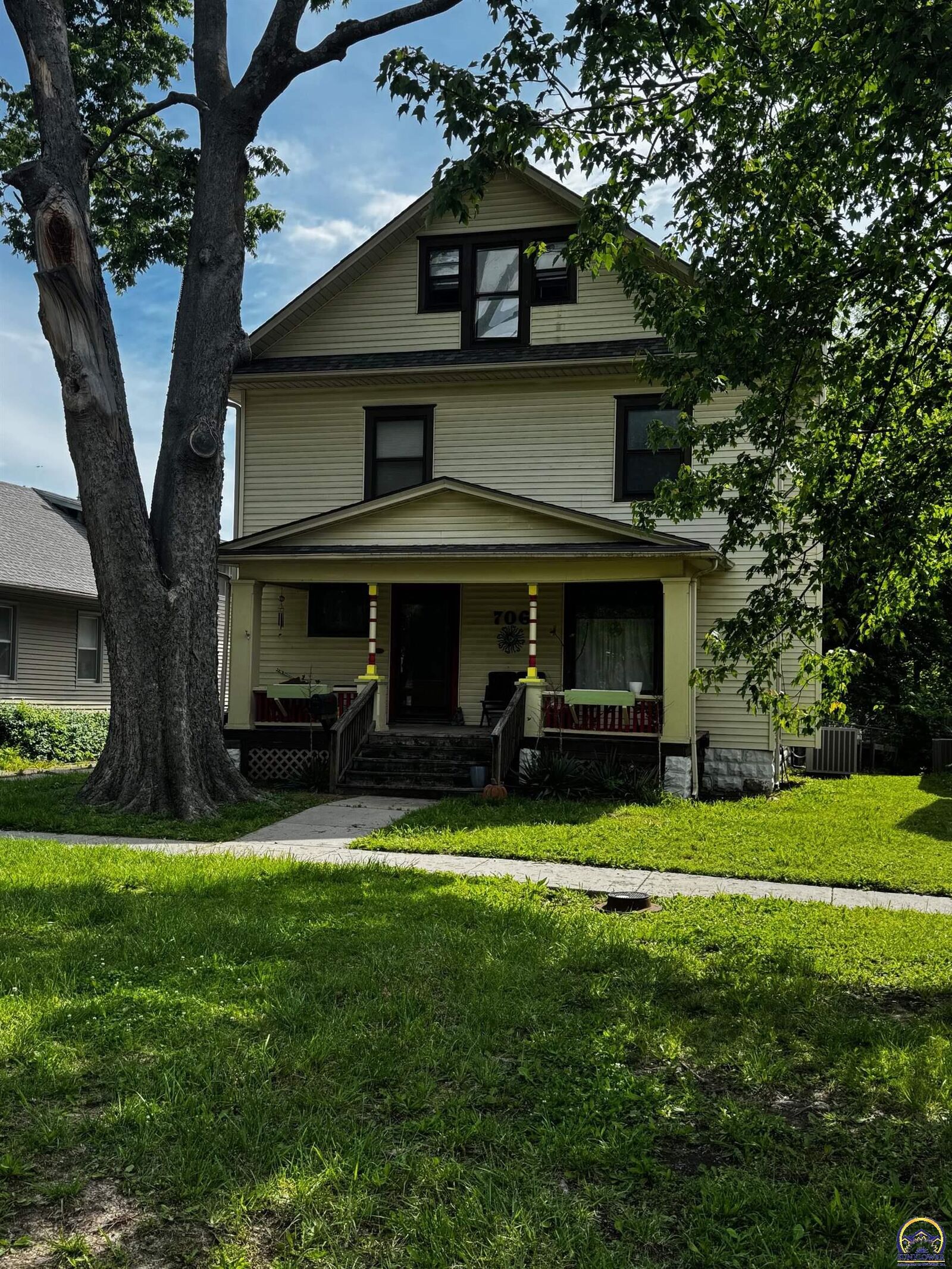 Property Photo:  706 State St  KS 66801 