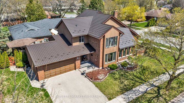 2 Deer Valley Crescent — photo 1