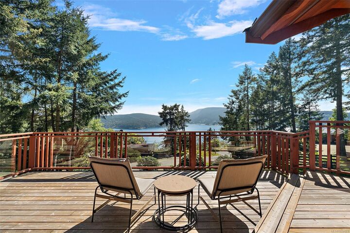 Property Photo:  539 Bayview Pl  BC V9L 5X7 