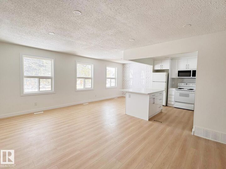 Property Photo: 20 Hunt Road NW AB T5A 4C4
