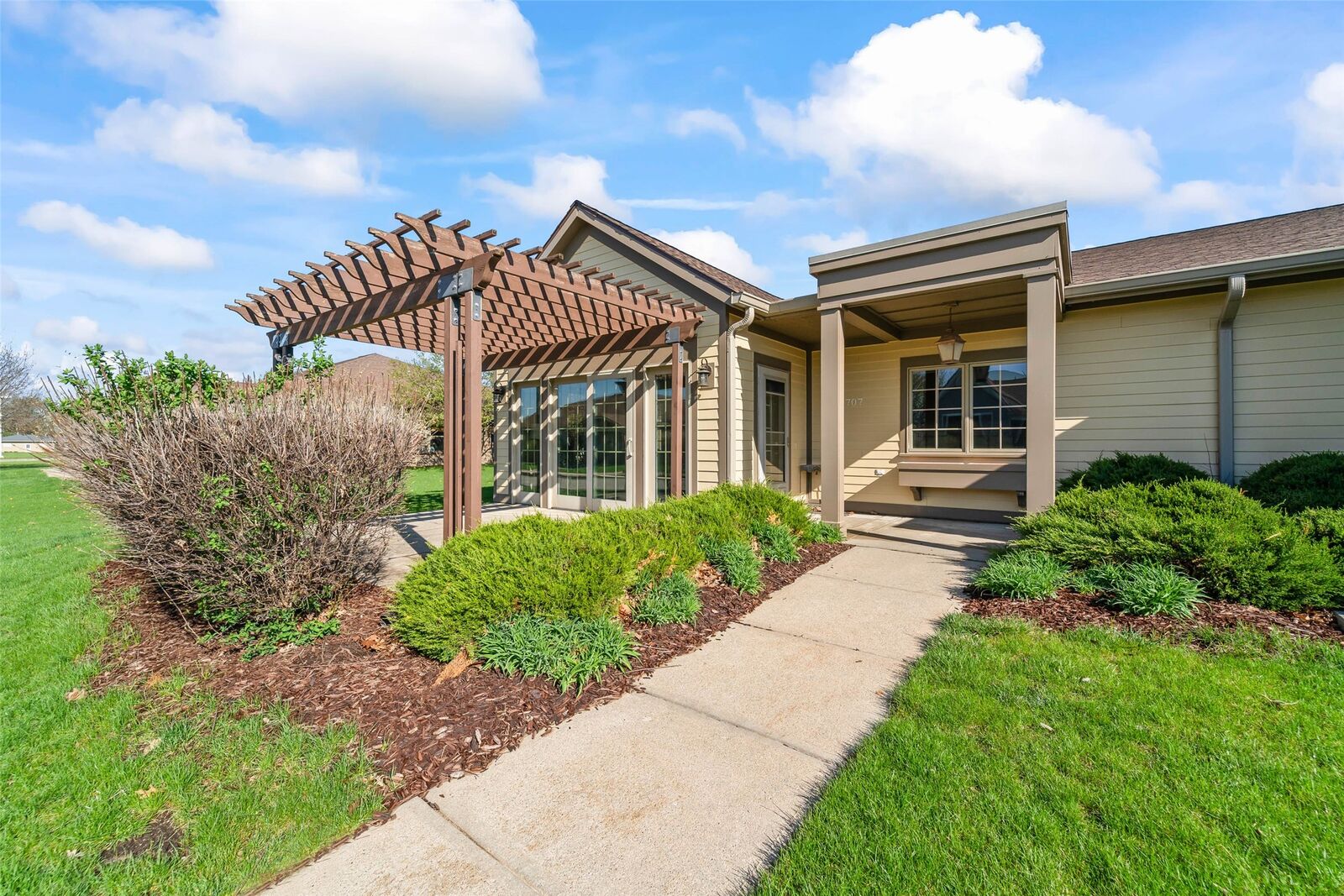 Property Photo:  707 Timberland Drive  IA 50248 