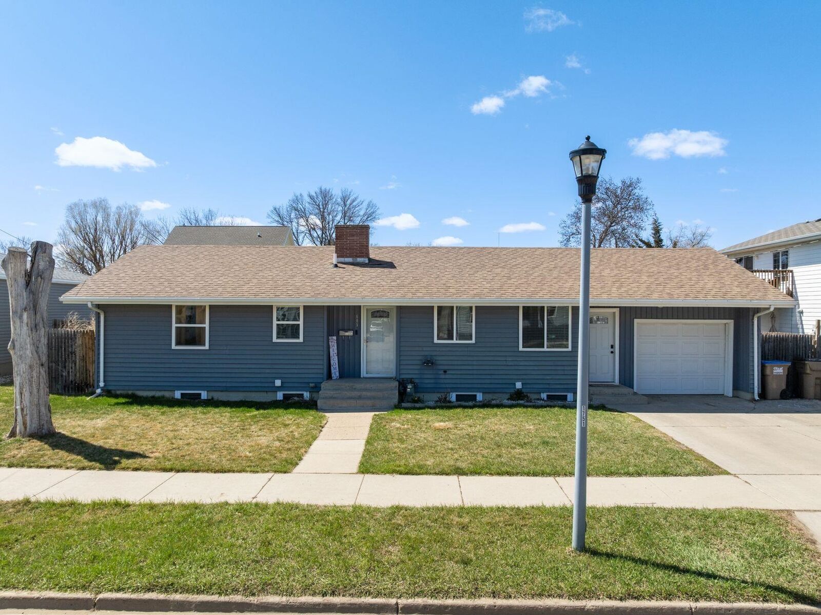 Property Photo: 605 8th St NW ND 58703