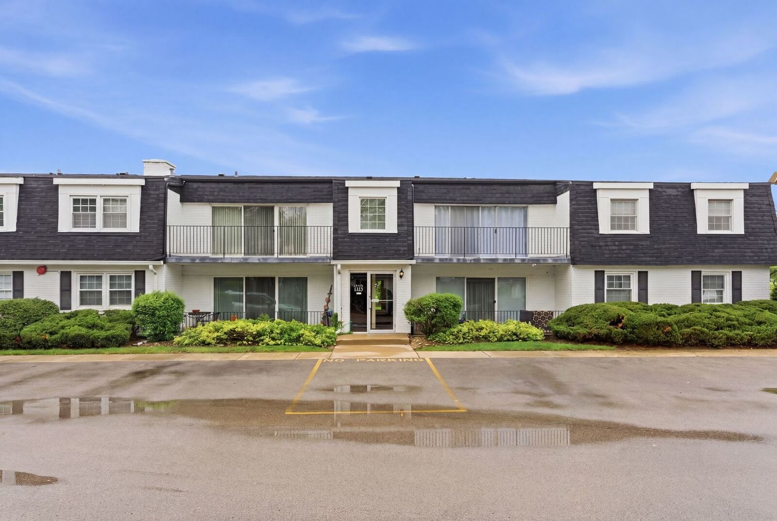 Property Photo:  1115 Royal St George Drive 201  IL 60563 