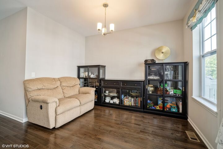 Property Photo:  850 Lexington Circle W  IL 60016 