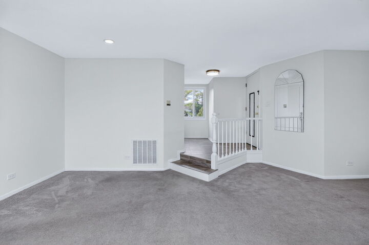 Property Photo:  1715 Lakecliffe Drive B  IL 60189 