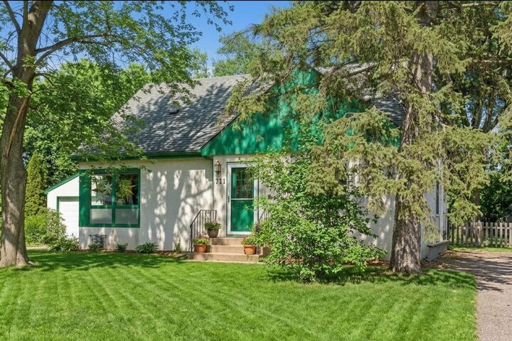 Property Photo:  711 Grandview Avenue W  MN 55113 