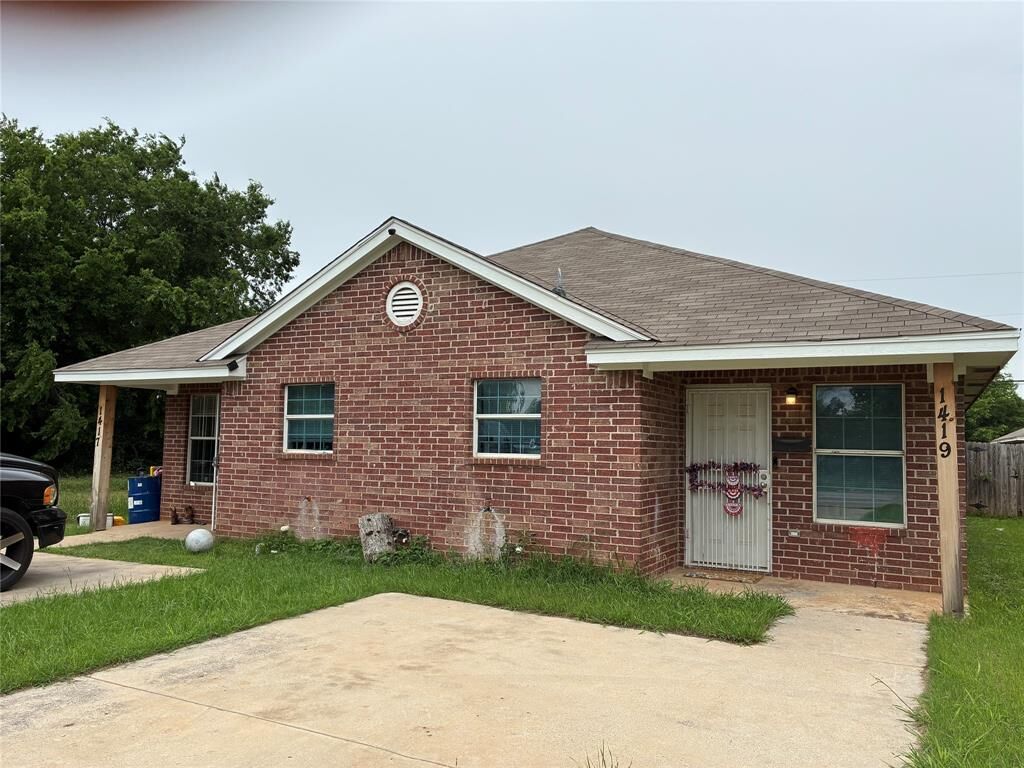 Property Photo:  1419 E Robert Street 1417  TX 76104 