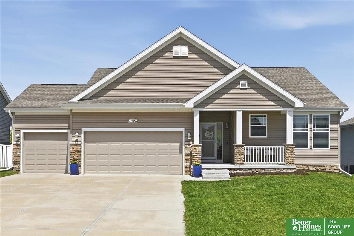 Property Photo:  21126 Castlerock Lane  NE 68028 