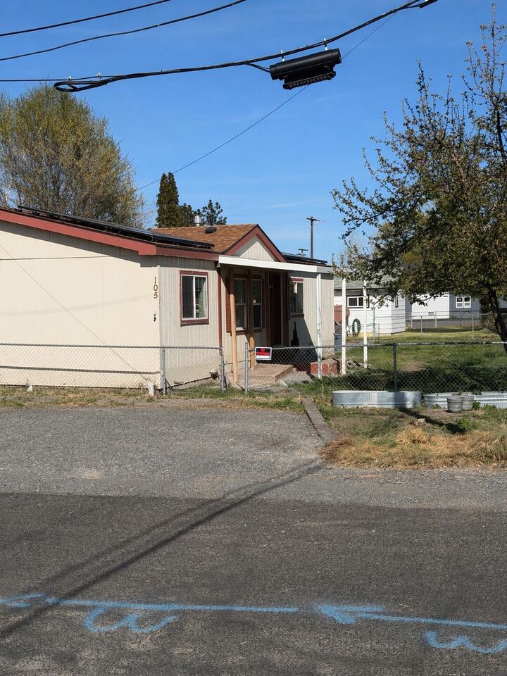 Property Photo:  105 N Willow Street  OR 97633 