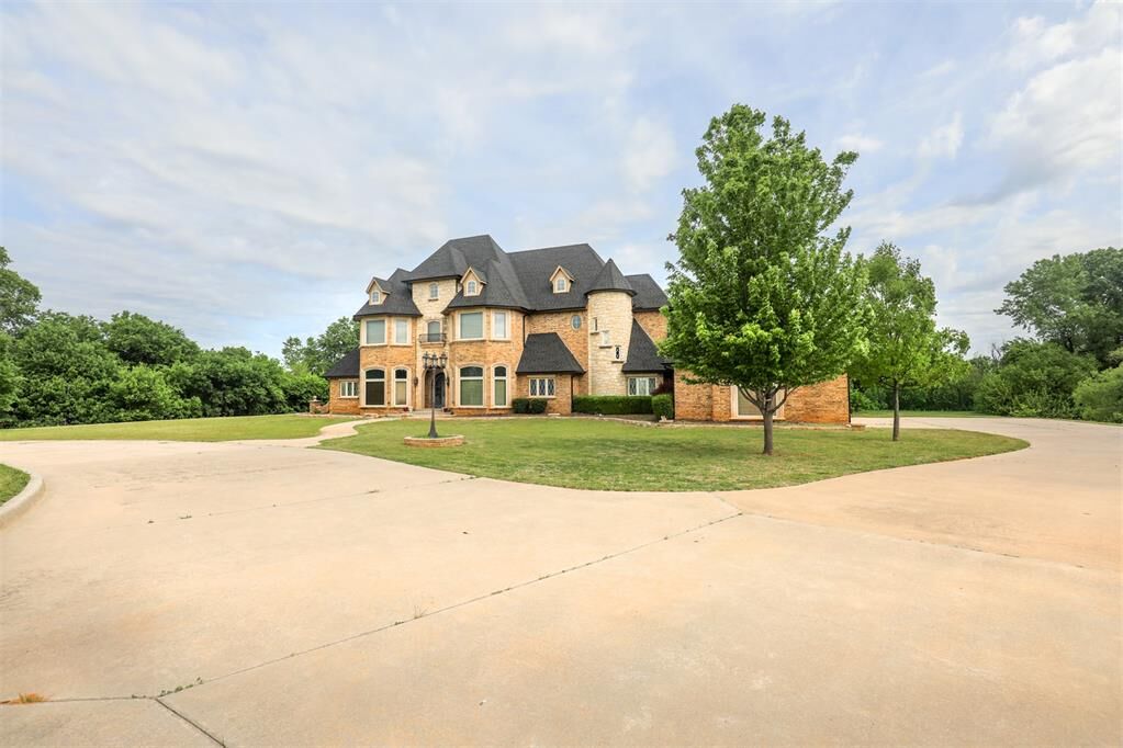Property Photo:  1826 County Road 1210  OK 73089 