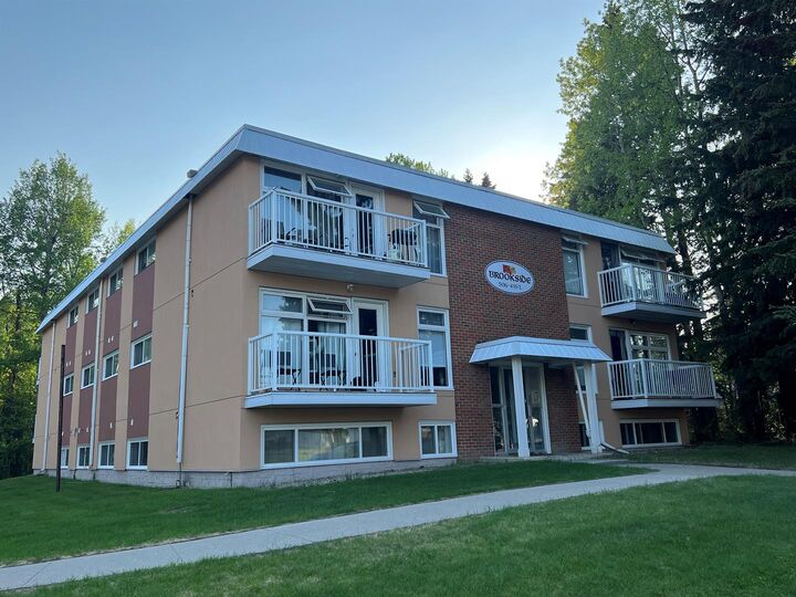 Property Photo:  506 41 Street 6  AB T7E 1A2 