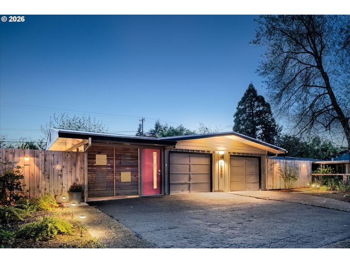 Property Photo:  1050 President St  OR 97401 