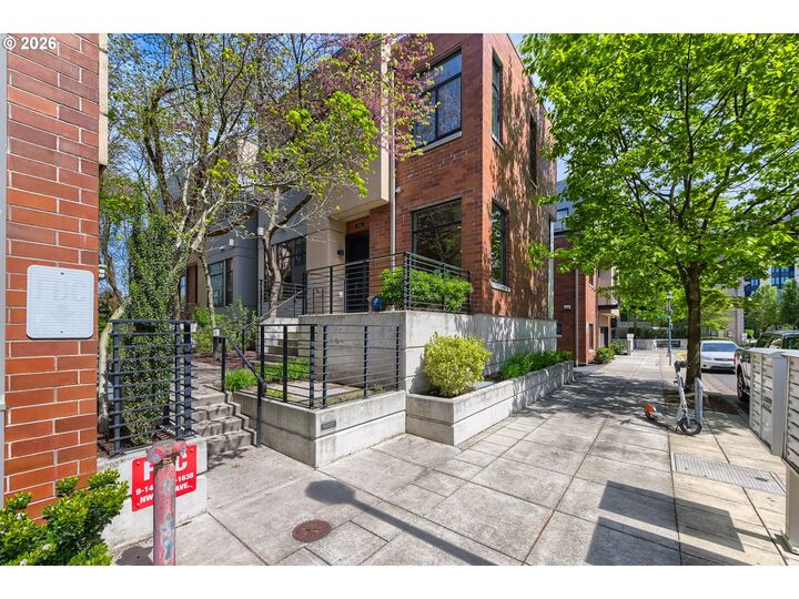 Property Photo:  1616 NW Riverscape St  OR 97209 
