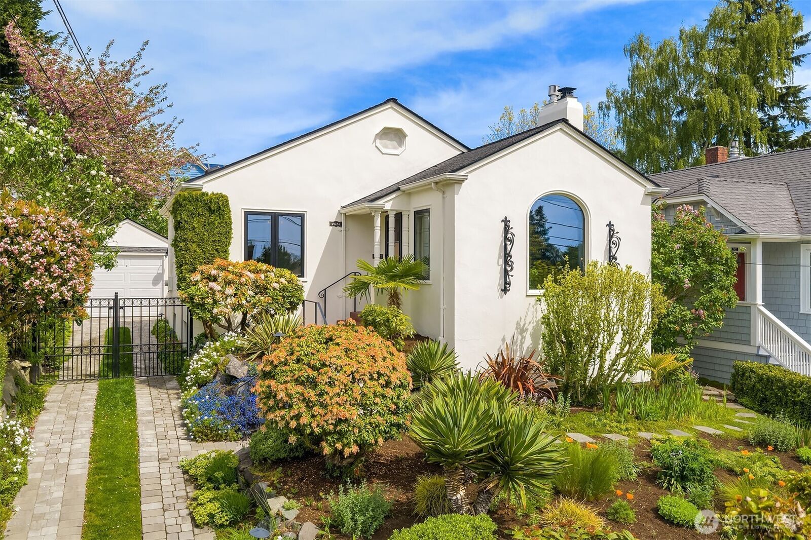 Property Photo:  2624 W Plymouth Street  WA 98199 